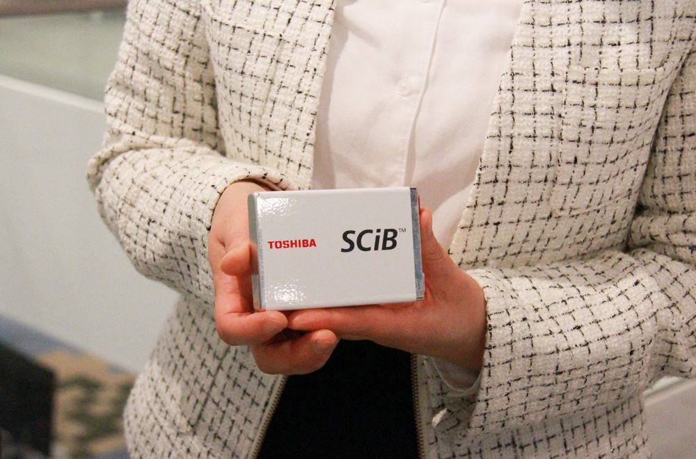 SCiB™电池（充电电池的最小单位），在汽车上安装由多个电池组成的模块