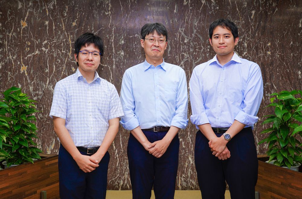 从左至右依次为：株式会社东芝 研发中心 进博正、高田正彬、志贺庆明